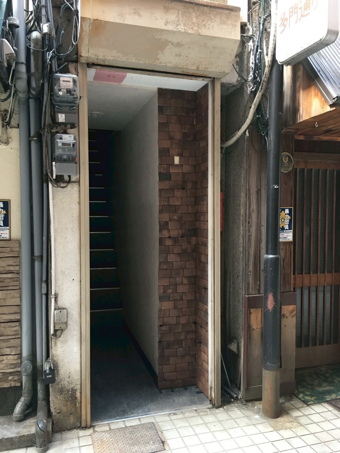 壁にレンガを敷き詰め、雰囲気を変えました。