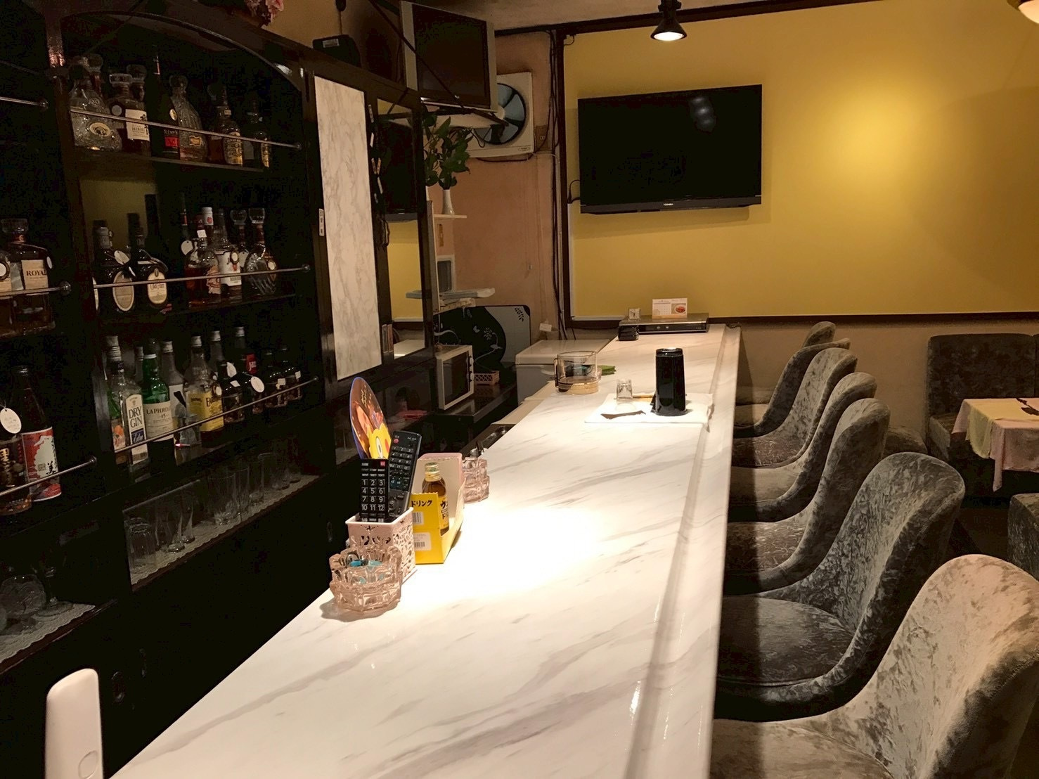 いわゆるスナックのカウンターでした。