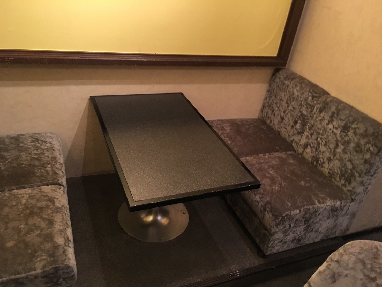 ボックス席も典型的なスナック仕様でした。