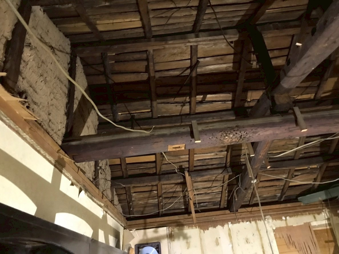 隣のお店にご挨拶に行った際に、天井裏が吹き抜けになっていることに気づき、急遽、天井を剥がすことになりました。