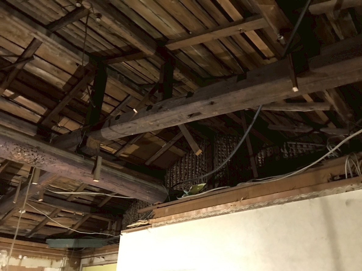 ところが、天井が幾重にも貼り足されていました。おそらくお店が変わる度に上から天井を貼り続けていたのでしょう。
