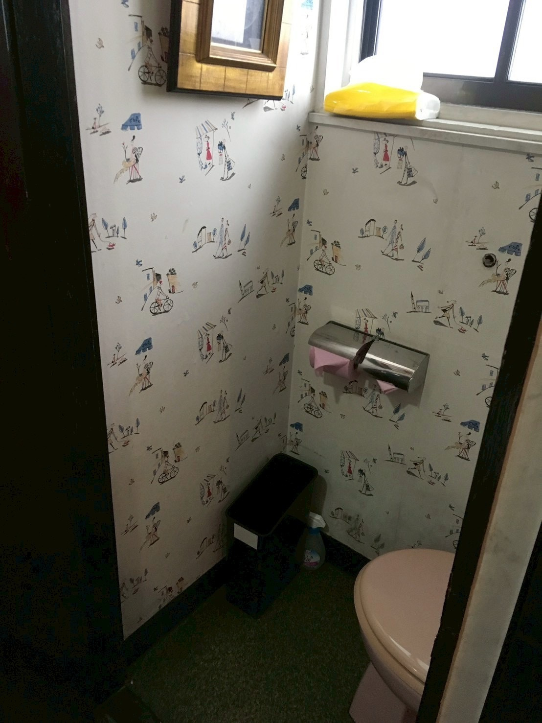 以前は壁紙が昭和風のトイレでした。